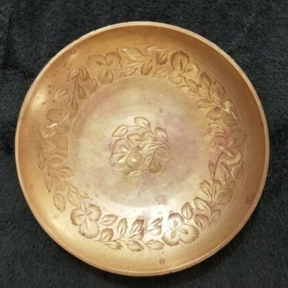 VINTAGE INDIA SOLID BRASS ROUND SHALLOW BOWL ENGRAVED  - Picture 1 of 6